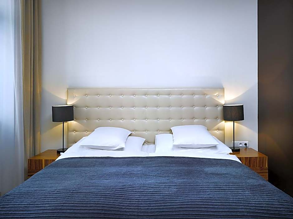 The ICON Hotel & Lounge