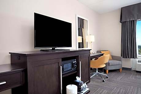 Double Room with Two Queen Beds and Bath Tub - Mobility and Hearing Access/Non-Smoking