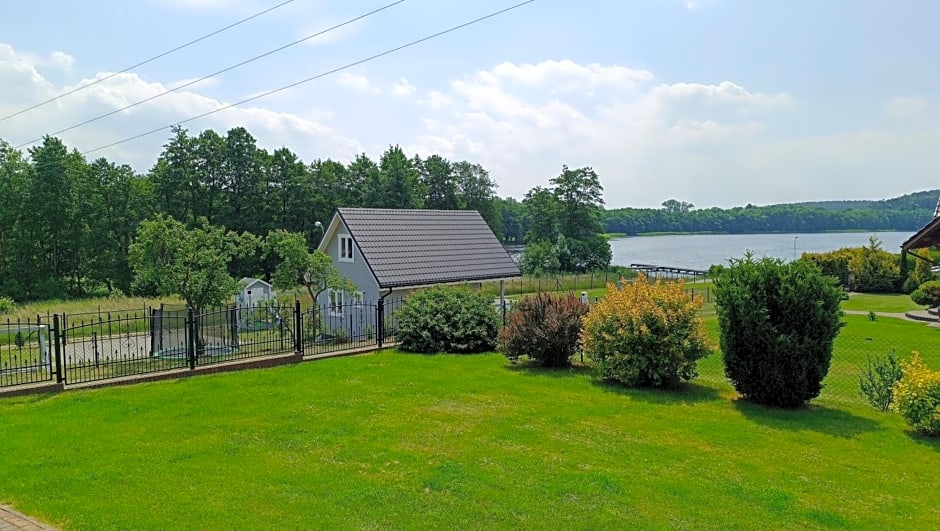 Szary domek nad jeziorem