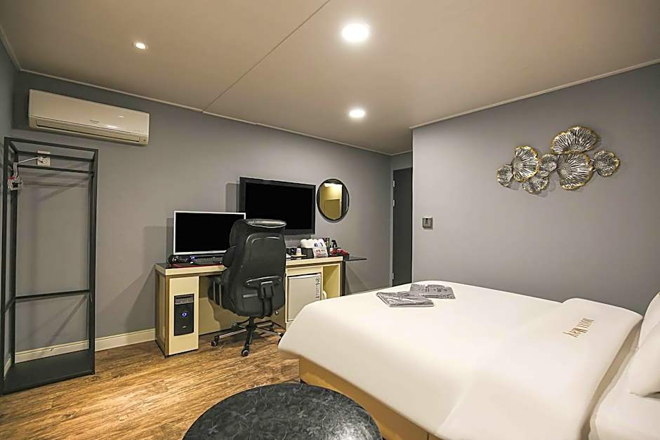 Gunsan Hotel May