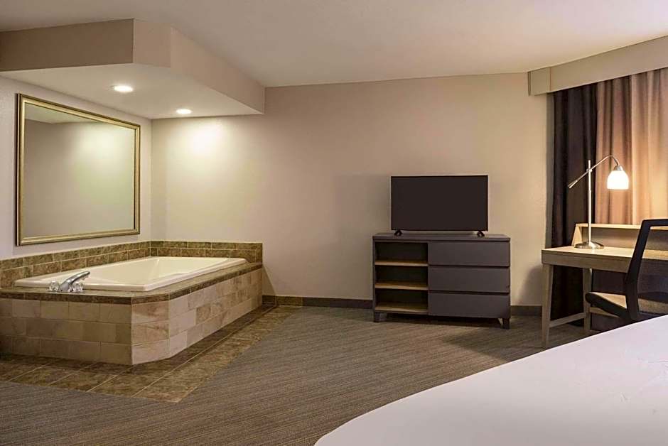 Country Inn & Suites by Radisson, Germantown, WI