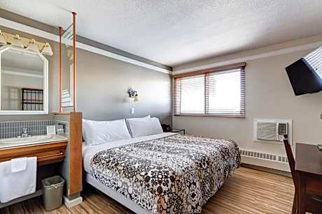 Standard King Room with Mountain View