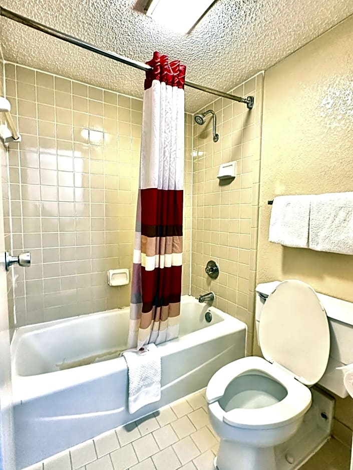 Days Inn & Suites by Wyndham Bossier City