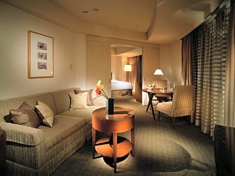 Corner Suite Premium Floor with Free access to Fitness Club- Non-Smoking
