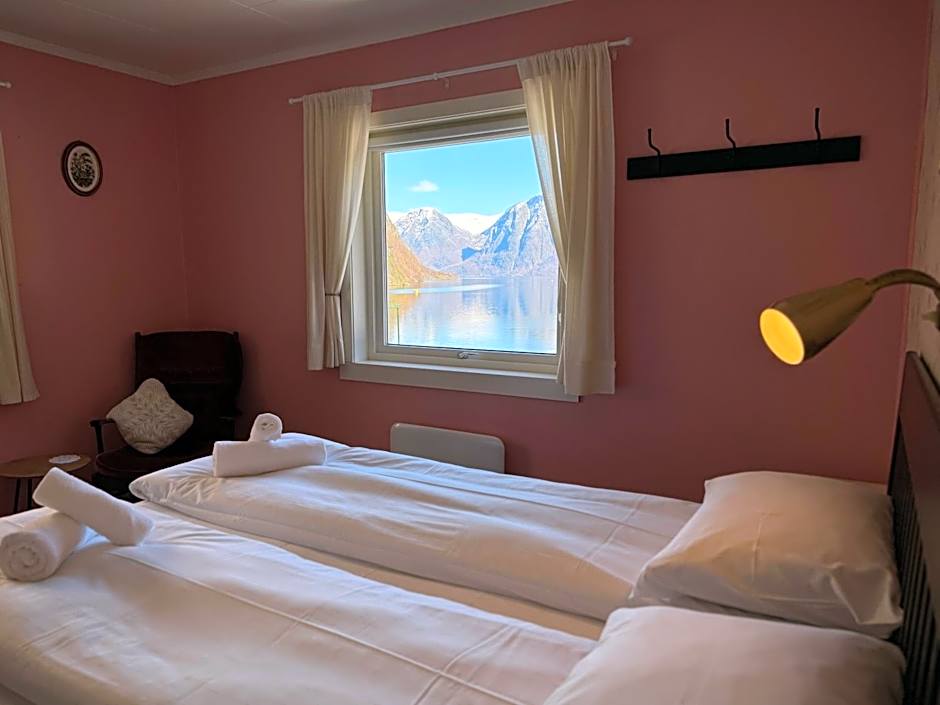 Svingen Guesthouse - Panoramic Fjord Views in Flåm