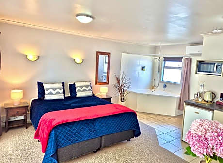 Studio with Spa Bath