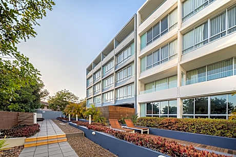 Oaks Nelson Bay Lure Suites