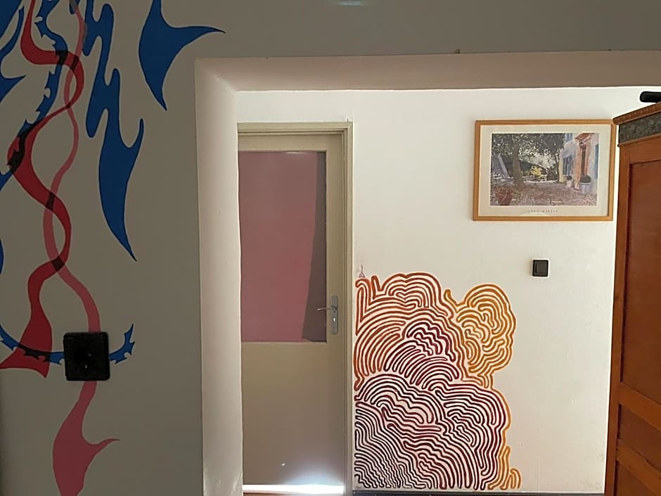 Balazs Guesthouse - in a green area, with our own garden - next to Metro 4 station