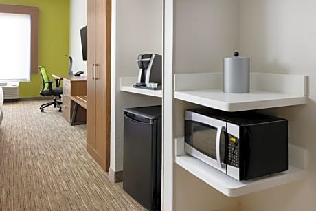 King Room - Hearing Accessible - Roll-in Shower