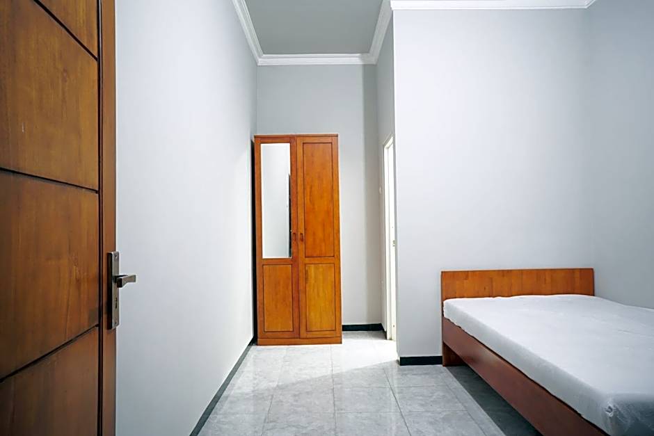 OYO Life 93045 Kost Putra Bu Ketut