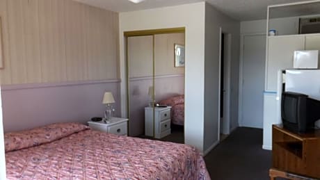 Twin Lakes Inn