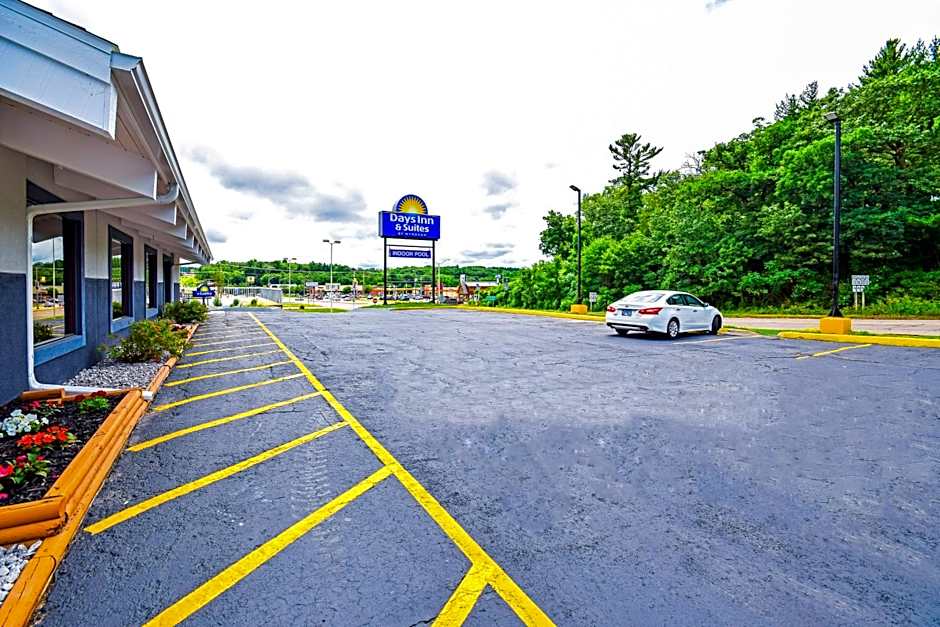 Days Inn & Suites by Wyndham Wisconsin Dells
