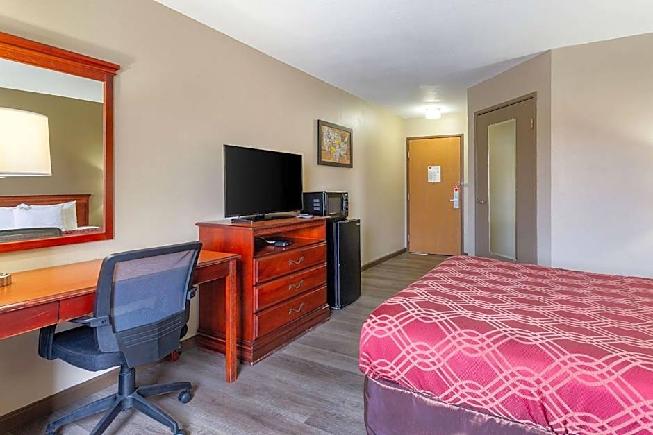 Econo Lodge Inn And Suites