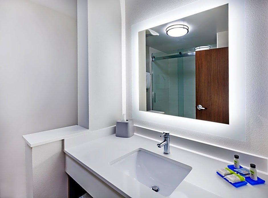 Holiday Inn Express & Suites Tulsa South - Woodland Hills, an IHG Hotel