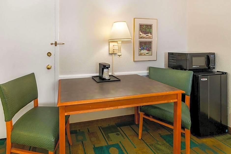La Quinta Inn & Suites by Wyndham Albuquerque Northeast