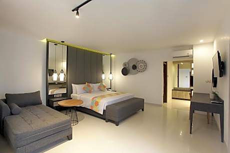 Suite with Sofa Bed and Bathtub