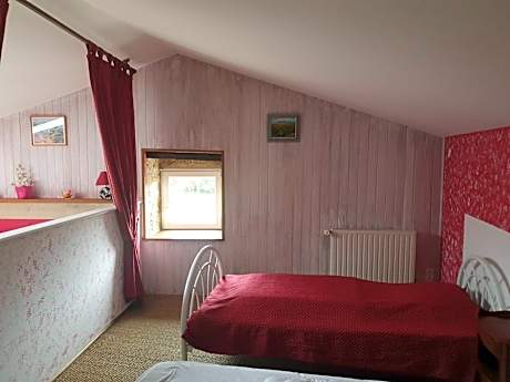 Quadruple Room with Private Bathroom