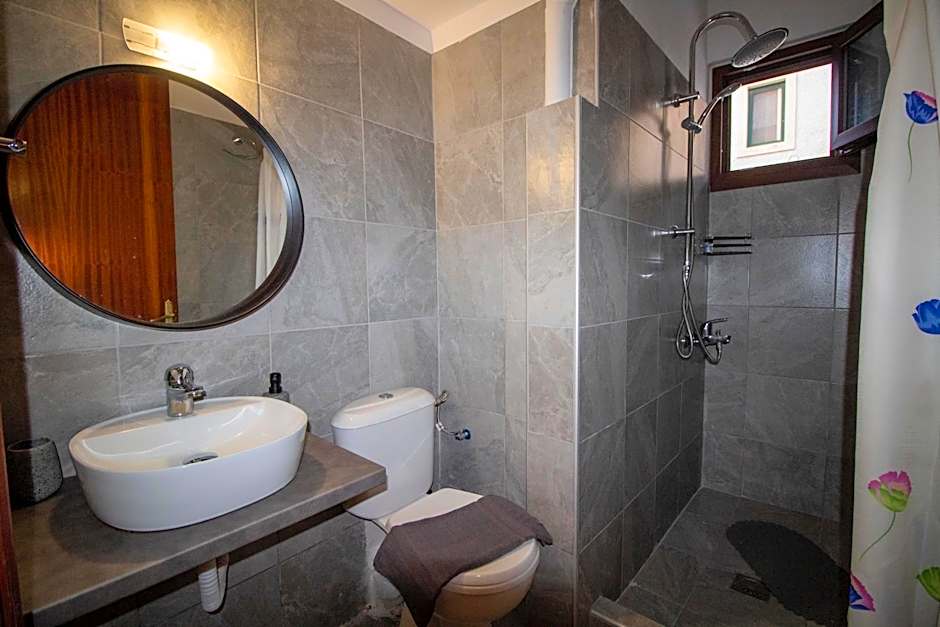 Harrys bar & apartments