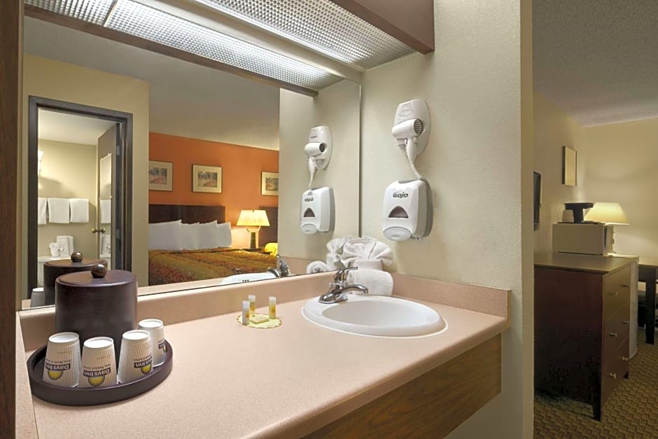 Days Inn & Suites by Wyndham Stevens Point