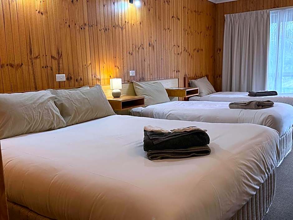 Country Roads Motor Inn