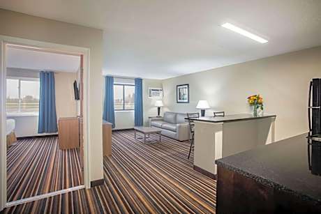 One-Bedroom Deluxe King Suite - Non-Smoking