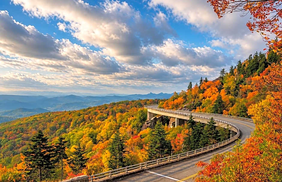 Beech Mountain Ski Studio - Fireplace - Fall & Ski Season