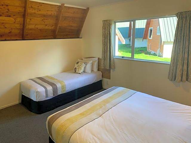 Mountain Chalets Motel