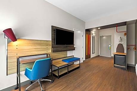 King Room with Bath Tub - Mobility Access