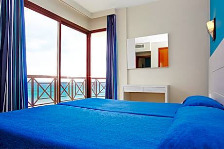 DOUBLE POOL VIEW 2 ADULTS + 1 CHILD