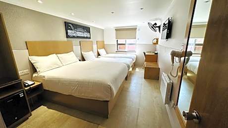 Family Room (4 Adults)