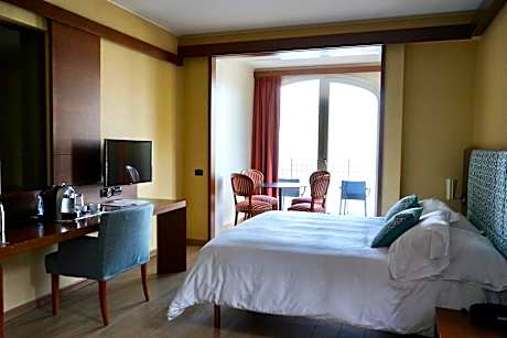 Superior Junior Suite with Terrace and Lake View