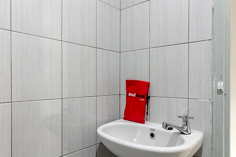 RedDoorz @ Cipete Raya