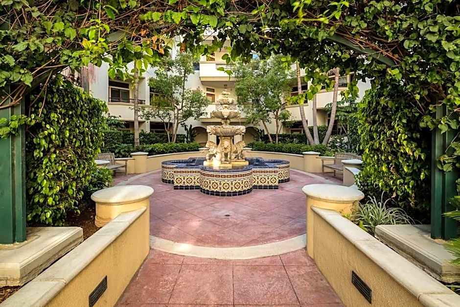 Lux One Bedroom Condo with Garden View