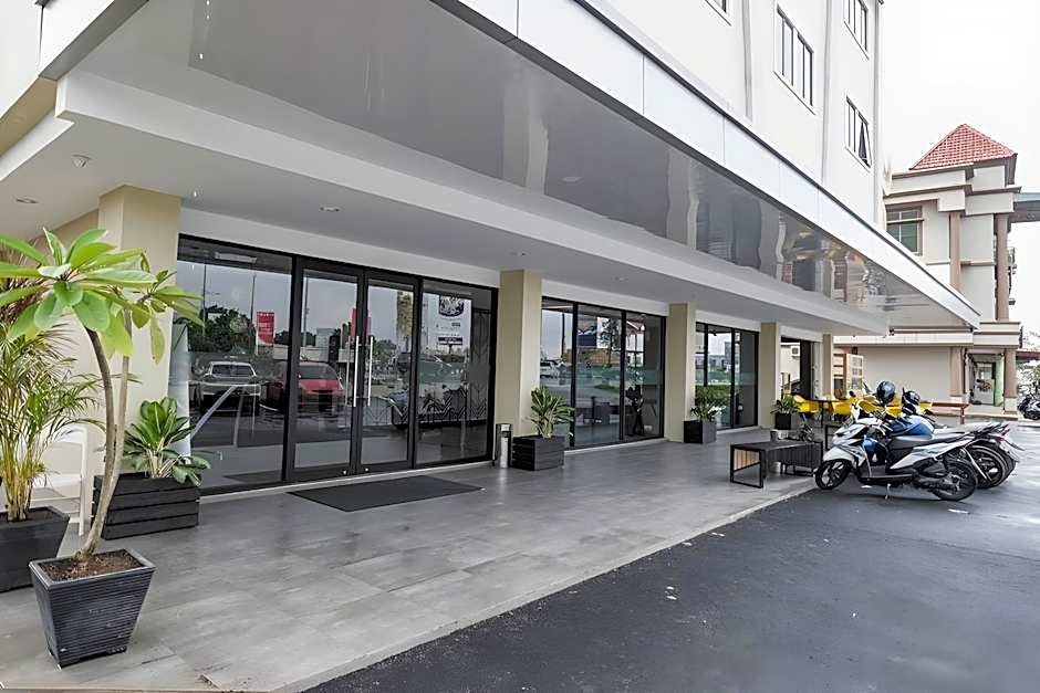 RedDoorz Plus near Ferry Terminal Batam Center