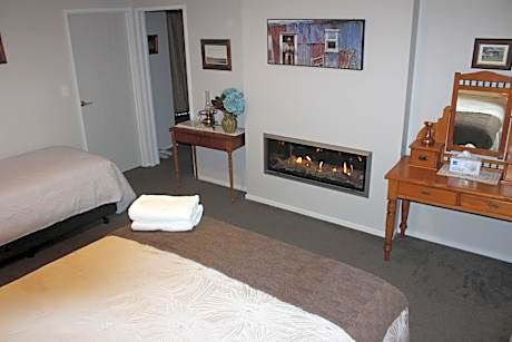 One-Bedroom Apartment with Lake View