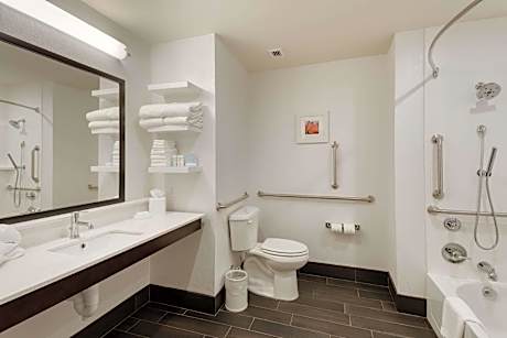 1 KING MOBILITY/HEARING ACCESS W/TUB NONSMOK