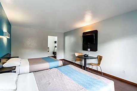 Deluxe Queen Room with Two Queen Beds