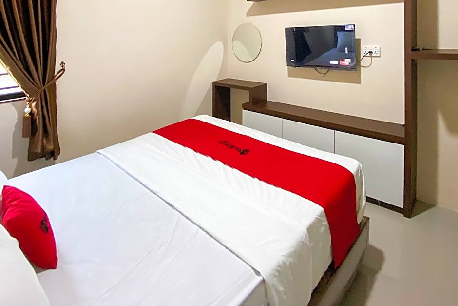 RedDoorz near Batu Ampar Harbour