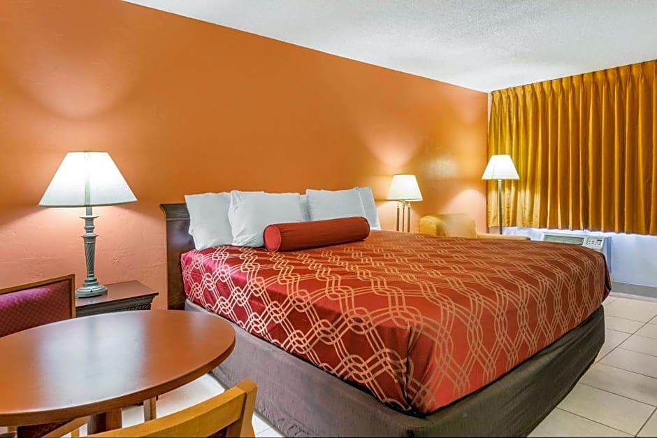 Econo Lodge North