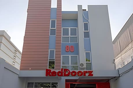 RedDoorz Plus Syariah @ Raya Nginden 2