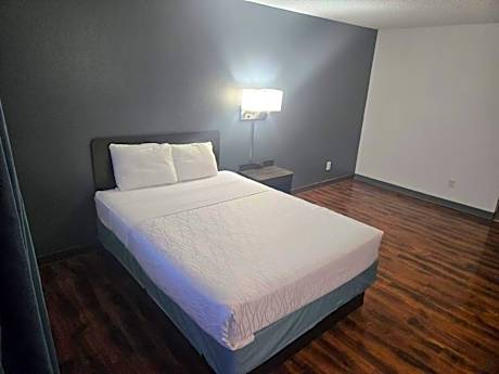 Queen Bed Studio with kitchenette Non-Smoking