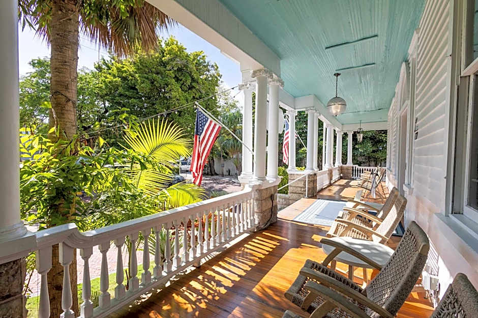 Deluxe Queen at the Curry Mansion - Parking & Heated Pool!
