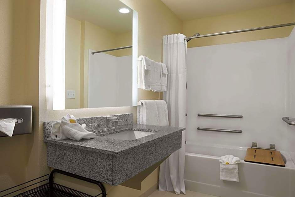 Days Inn & Suites by Wyndham Belmont