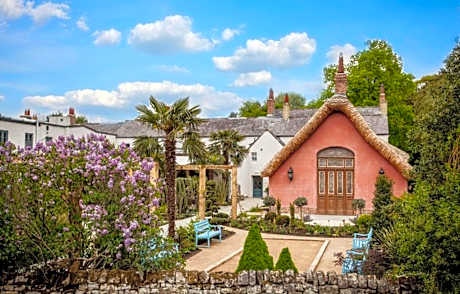 Le Petit Chateau & William de Percy