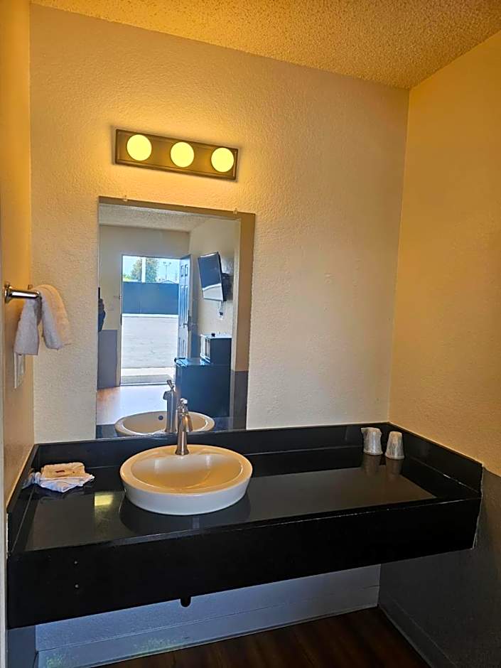 Motel 6 Fresno Blackstone South – Fresno, CA