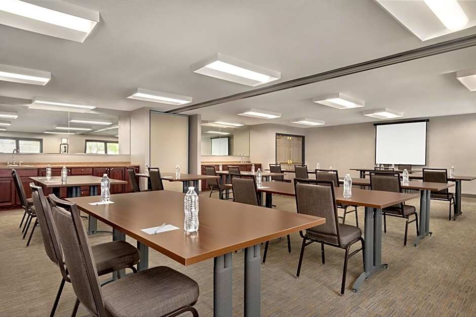 Country Inn & Suites by Radisson, Pella, IA