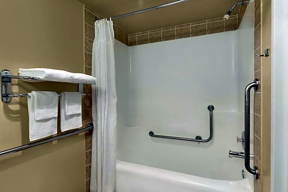 Colonial Square Inn & Suites