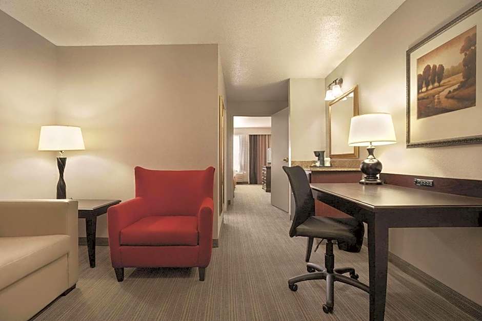 Country Inn & Suites by Radisson, Moline Airport, IL