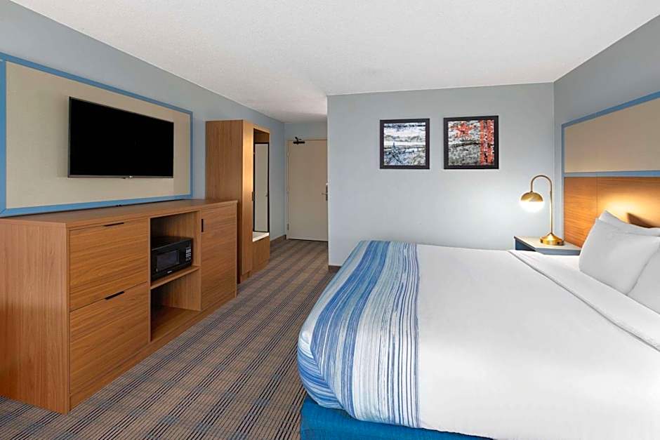 AmericInn by Wyndham North Branch