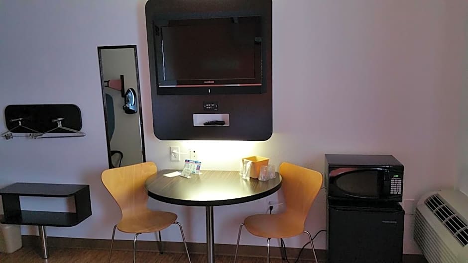 Motel 6 Eagle Pass Lakeside